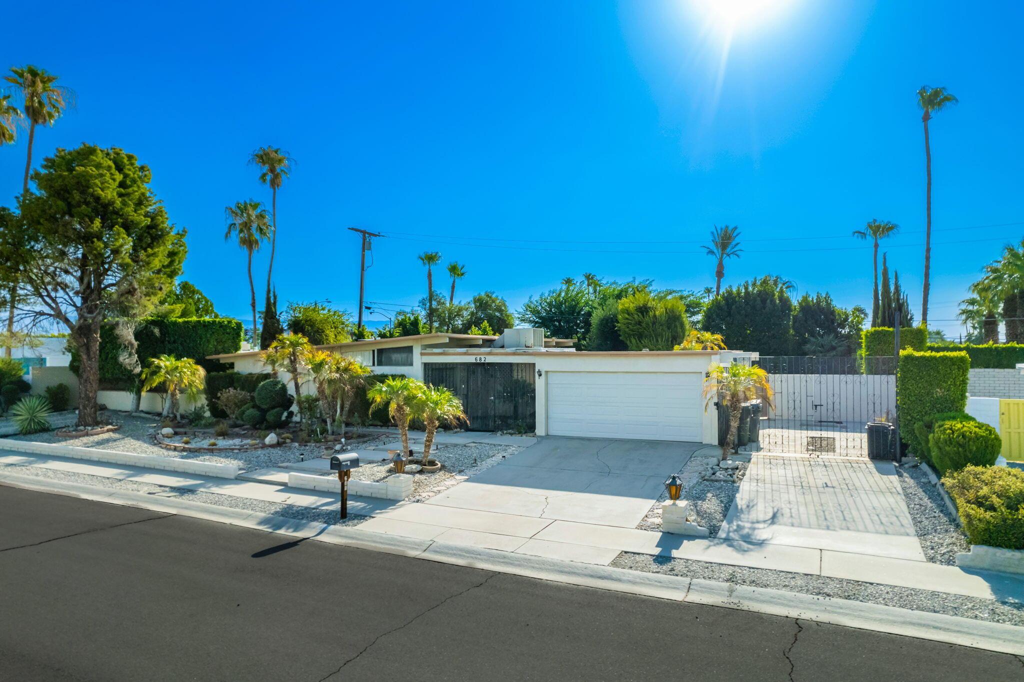 682 N Monterey Rd, Palm Springs
